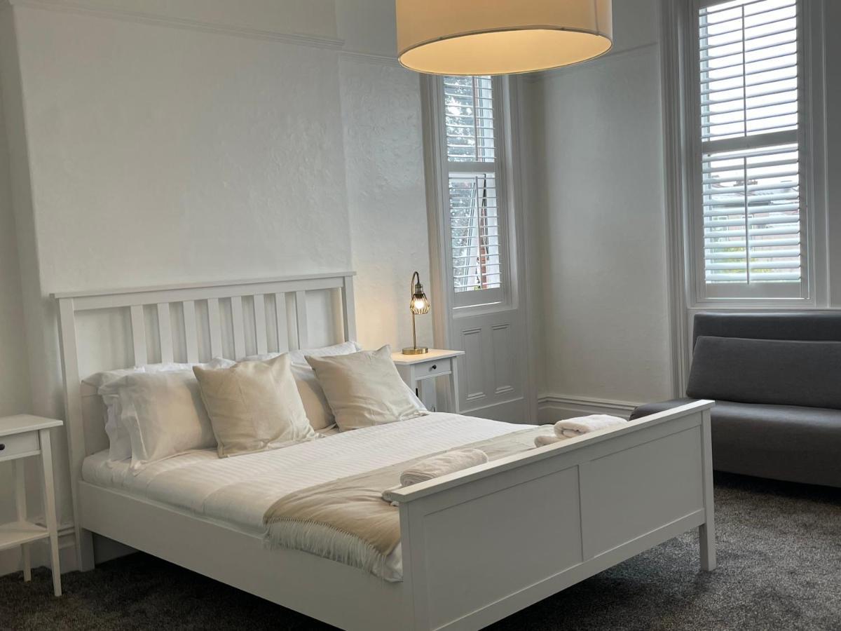 Spacious Victorian Birkdale Apartment With Garden Саутпорт Екстериор снимка