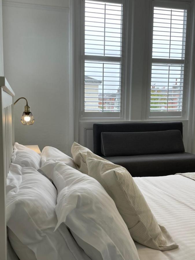 Spacious Victorian Birkdale Apartment With Garden Саутпорт Екстериор снимка