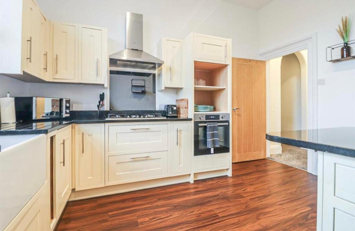 Spacious Victorian Birkdale Apartment With Garden Саутпорт Екстериор снимка